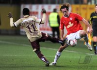 1. Fussball Bundesliga: Christian Fuchs (re, 1. FSV Mainz 05)  gegen Didier Ya Konan (li,Hannover 96)