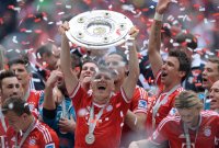 Fussball 1. Bundesliga  Saison  2012/2013: Bastian Schweinsteiger (FC Bayern Muenchen) mit Schale