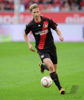 Fussball: 1. Bundesliga Saison 2010/2011: Leverkusen, ROLFES am Ball