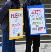 Mahnwache, Demo fuer Frieden auf dem Holzmarkt in Tuebingen