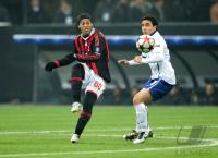 FUSSBALL  International CHL 09/10 : Ronaldinho  (li, Milan) gegen Rafael  (re, Manu)