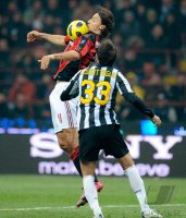 FUSSBALL SERIE A: Zlatan Ibrahimovic (li, AC Mailand) gegen Legrottaglie Nicola (re, Juve)