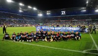 2. Fussball Bundesliga: JUBEL nach dem Sieg das Team von Hertha BSC Berlin, dahinter ein BANNER, MISSION GEMEINSAM ERFUELLT, DANKE HERTHA FANS