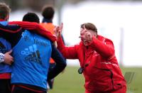 Fussball 1. Bundesliga : Trainer Louis van Gaal will die Mannschaft fotografieren  FCB)