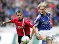 Fussball 1. Bundesliga: Frankfurt - Schalke, Zweikampf