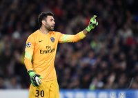 Fussball CHL  Saison 2014/2015: Torwart Salvatore Sirigu (Paris Saint-Germain)