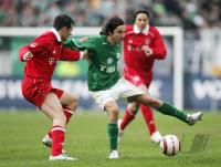 Fussball 1. Bundesliga: Wolfsburg - Bayern, Zweikampf