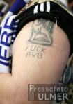 Fussball 1. Bundesliga, FC Schalke Fan DIRK praesentirt stolz sein Tatoo FUCK BVB