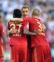 Fussball 1. Bundesliga, Saison 2011/2012:  JUBEL nach dem TOR David Alaba, Nils Petersen , Bastian Schweinsteiger (v. li., FC Bayern Muenchen)