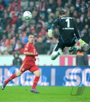 Fussball 1. Bundesliga, Saison 2011/2012:  Franck Ribery (li, FC Bayern Muenchen) gegen Torwart Diego Benaglio (VfL Wolfsburg)