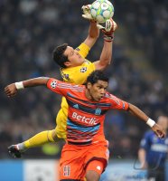 Fussball Champions League  Saison 2011/2012: Torwart Julio Cesar (Inter Mailand) gegen Brandao (Olympique Marseille)
