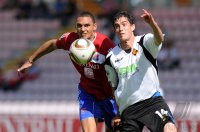 Fussball 3. Bundesliga : Marc Nygaard  (li, Unterhaching) gegen Stefan Haben (re, TuS Koblenz)