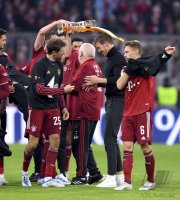 Fussball 1. Bundesliga Saison 21/22: JUBEL FC Bayern Muenchen feiert die 32. Meisterschaft