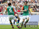 Fussball 1. Bundesliga: Bremen - Hamburg, Zweikampf