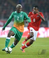Fussball International:  Arouna Kone (li, Elfenbeinkueste) gegen David Alaba (Oesterreich)