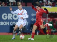 Fussball 1. Bundesliga, Saison 2012/2013:  Ragnar Klavan (li, FC Augsburg) gegen Mario Gomez (FC Bayern Muenchen)