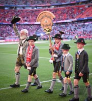 Fussball 1. Bundesliga 24/25: FC Bayern Muenchen feiert die 34. Deutschen Meisterschaft