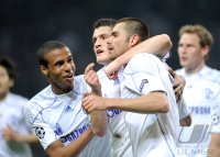 FUSSBALL CHL  Saison 10/11:  JUBEL Joel Matip , Kyriakos Papadopoulos, Edu  (v. li., FC Schalke 04)