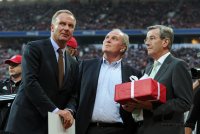 Fussball International Audi Cup 2011: Vorstandsvorsitzender Karl Heinz Rummenigge, Praesident Uli Hoeness, Karl Hopfner mit einem Geschenk (v. li., FC Bayern Muenchen)