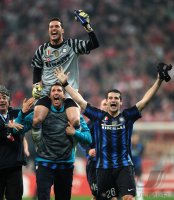 Fussball CHL  Saison 2010/2011: JUBEL nach dem SIEG oben Torwart Julio Cesar auf Marco Materazzi und Cristian Chivu (Inter Mailand)