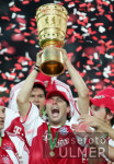 Fussball Pokal Finale: Schalke - Bayern, PIZARRO jubelt mit Pokal