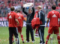 Fussball 1. Bundesliga  Saison  2012/2013: Trainer Jupp Heynckes mit Schale