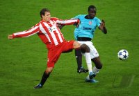Fussball Champions League  Saison 2010/2011: Holger Badstuber (li, FC Bayern Muenchen) gegen Lacina Traore (re, CFR 1907 Cluj)