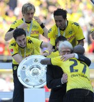 Fussball 1. Bundesliga : Jubel Nuri Sahin, Marcel Schmelzer, Lucas Barrios mit Reinhard Rauball neben der Schale