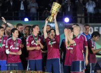 Fussball: DFB Pokal Finale:  Jubel mit Pokal Julian Draxler, Benedikt Hoewedes , Jose Manuel Jurado , Peer Kluge (v. li., FC Schalke 04)