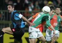 Fussball Champions League: Bremen - Udinese, Zweikampf