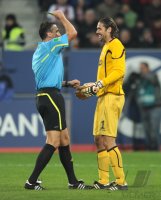 Fussball 1. Bundesliga, Saison 2011/2012:  Schiedsrichter Knut Kircher zeigt die Gelbe Karte Torwart Simon Jentzsch (FC Augsburg)