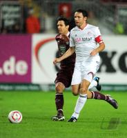 Fussball 1. Bundesliga :  Jiri Bilek (li, 1. FC Kaiserslautern) gegen Mark van Bommel (re, FC Bayern Muenchen)