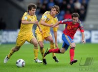 Fussball U21-Europameisterschaft 2011:  Maxym Biliy (li, Ukraine) gegen Denys Garmash (Mitte, Ukraine) gegen Juan Mata (re, Spanien)