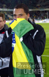 Fussball 1. Bundesliga: Wolfsburg - Bremen, AILTON mit Flagge