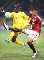 Fussball CHL  Saison 2011/2012: Barcary Sagna (li, Arsenal) gegen Kevin Prince Boateng (AC Mailand)