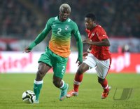 Fussball International:  Arouna Kone (li, Elfenbeinkueste) gegen David Alaba (Oesterreich)