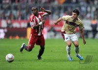 Fussball 1. Bundesliga : Edson Braafheid (li, FC Bayern Muenchen)  gegen Moritz Stoppelkamp (re, Hannover 96)