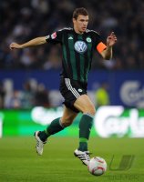 Fussball: 1. Bundesliga Saison 2010/2011: Wolfsburg, DZEKO am Ball