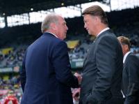 Fussball 1. Bundesliga : Manager Uli Hoeness  mit Trainer Louis van Gaal (FCB)