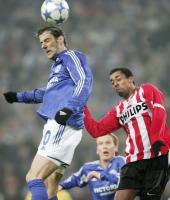Fussball CL: Schalke - Eindhoven, Zweikampf