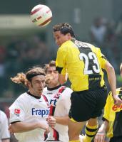 Fussball 1. Bundesliga: Dortmund - Frankfurt, Zweikampf