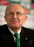 Fussball 1. Bundesliga, Saison 2011/2012: Pressekonferenz Werder Bremen zur Vertragsverlaengerung von Manager und Trainer