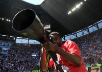 2. Fussball Bundesliga : Andrew Sinkala (FC Augsburg) mit einer Profi Fotokamera