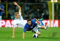 Fussball International EM 2012-Qualifikation: Ragnar Klavan (li, Estland) gegen Riccardo Montolivo (re, Italien)