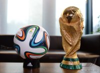 FUSSBALL International FIFA WM Pokal und Adidas WM Ball 2014 / Weltpokal