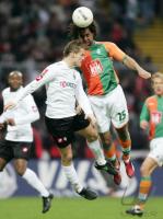 Fussball 1. Bundesliga: Bremen - Moenchengladbach, Zweikampf