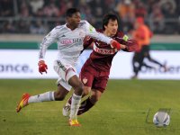 Fussball DFB Pokal, Saison 2011/2012, Viertelfinale: David Alaba (li, FC Bayern Muenchen) gegen Shinji Okazaki (VfB Stuttgart)