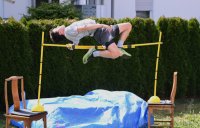 Leichtathletik: Hochspringer Lukas Gaertner (TV Rottenburg) trainiert im eigenen Garten