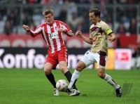 Fussball 1. Bundesliga : Toni Kroos (li, FC Bayern Muenchen) gegen Steven Cherundolo (re, Hannover 96)