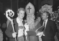 Fussball 1. Bundesliga Weihnachtsfeier: Rummenigge, Csernai mit dem Nikolaus